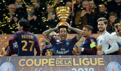 Dani Alves celebra su nuevo título. 