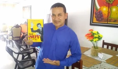 El escritor y periodista Fausto Pérez Villarreal.