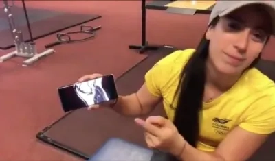 Mariana Pajón muestra la la imagen diagnostica. 