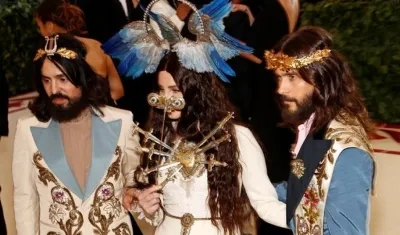 Alessandro Michele (i), Lana del Rey (c) y Jared Leto (d) llegan a la alfombra roja del Costume Institute Gala.