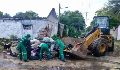 Basura y residuos recogidos en Soledad en los barrios afectados tras el aguacero del sábado.