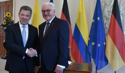 Juan Manuel Santos saluda al presidente alemán, Frank-Walter Steinmeier.