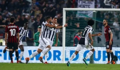 Medhi Benatia uno de sus goles ante el Milán. 