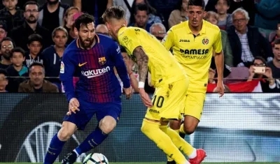 Lionel Messi enfrenta a dos jugadores del Villarreal. 