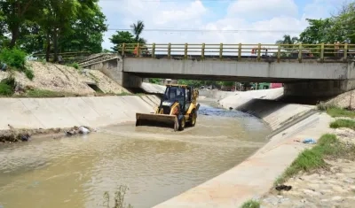 Maquinaria trabajando en el despeje del cauce del arroyo El Platanal en Soledad.