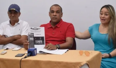 Sergio Torres realizó la denuncia acompañado por Federico Padilla y María Fernanda Caballero. 