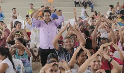 El alcalde de Baranoa, Lázaro Escalante Estrada junto a los beneficiados.