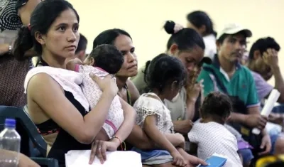 Un grupo de venezolanos espera para recibir asistencia en Cúcuta.