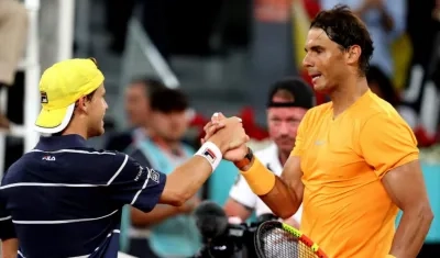 El tenista español Rafael Nadal saluda al argentino Diego Schwartzman.