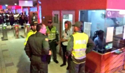 Autoridades presentes después del asalto.