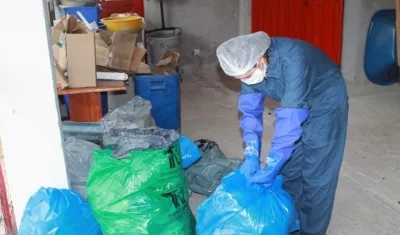 Bolsas de colores: azul para el plástico, verde para los residuos ordinarios y gris para el papel y cartón.