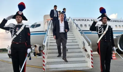 El Presidente Santos a su arribo a Italia.