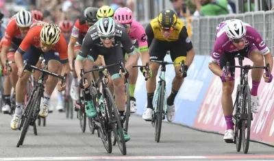 Sam Benett venció en el embalaje a Elia Viviani. 