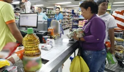 Los venezolanos entran y salen buscando abastecerse de productos básicos.