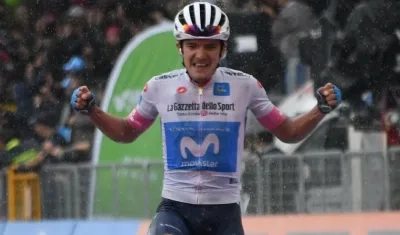 Richard Carapaz gana en solitario la etapa del Giro. 