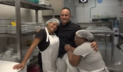 El chef del hotel Movich en Barranquilla Johnny Caballero con las internas de la Cárcel de San Diego.