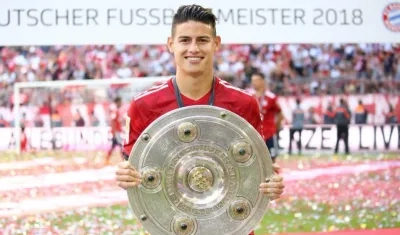 James Rodríguez levanta el trofeo de campeón de la Liga de Alemania. 