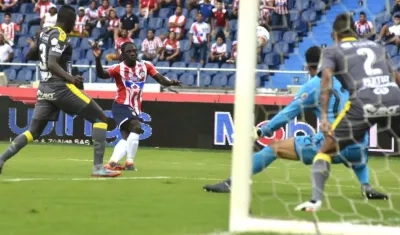 Yimmi Chará remata frente al arquero David González, Jesús Murillo y Hernán Pertúz.