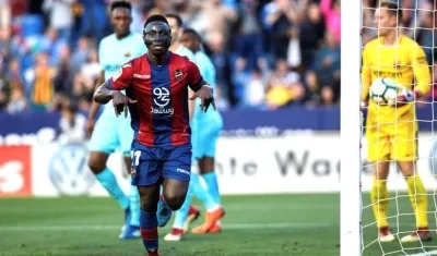 El ghanés Emmanuel Boateng celebrando el primero de su tripleta.