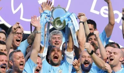 Guardiola levantando el título de campeón.