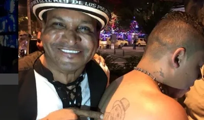 El cantante Farid Ortiz y su fan.