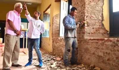 El Alcalde Joao Herrera y el Secretario de Cultura Jair Niebles, inspeccionando los trabajos.