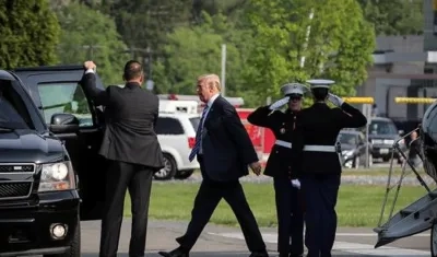 Trump llega al Centro Médico Militar Nacional Walter Reed en Bethesda, Maryland, para visitar a la primera dama, Melania Trump.