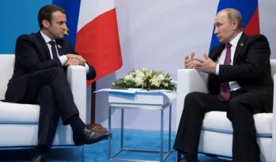 El presidente francés, Emmanuel Macron junto a su homólogo Vladimir Putin.