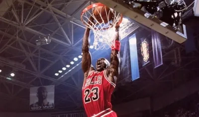 Michel Jordan hace una clavada para notar un punto. 