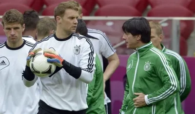 Manuel Neuer y el técnico Joachim Löw. 