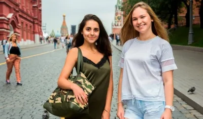 Muchachas rusas posan por los alrededores de la Plaza Roja de Moscú. 