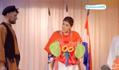 La presentadora Andrea Jaramillo durante el video en Rusia.