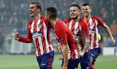 Antoine Griezmann celebra con sus compañeros el gol del triunfo. 