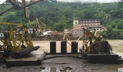 Así quedó el puente sobre el río Cauca en Puerto Valdivia, por la creciente del pasado sábado.
