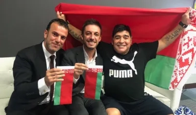 Maradona después de firmar el contrato con los directivos del equipo.