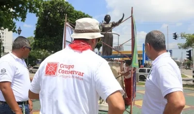 Monumento de Esthercita Forero en proceso de restauración.