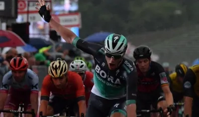 Sam Bennett cruza de primero la línea de sentencia. 