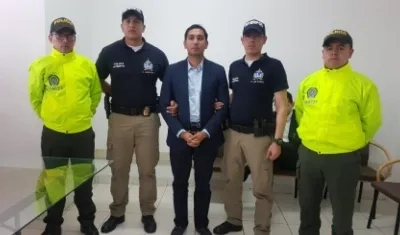 Luis Gustavo Moreno junto a los funcionarios de la DEA.