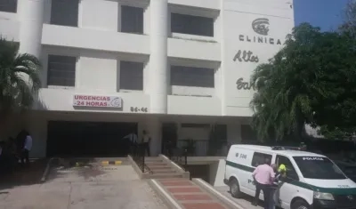 Fachada de la clínica San Vicente, donde falleció el motociclista.