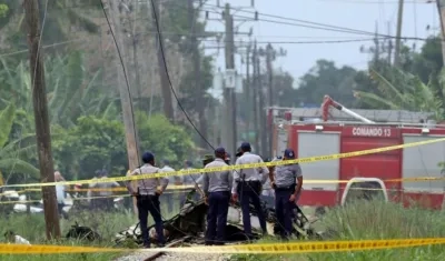 Policías y militares custodian los restos del avión Boeing-737.