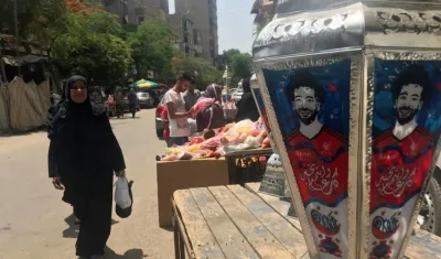 Una de las lámparas con la imagen de Mohamed Salah. 