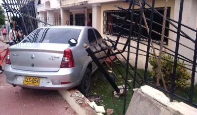 Así quedó el vehículo contra la vivienda.