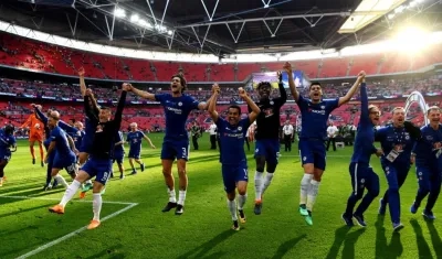 Jugadores del Chelsea celebran el título. 
