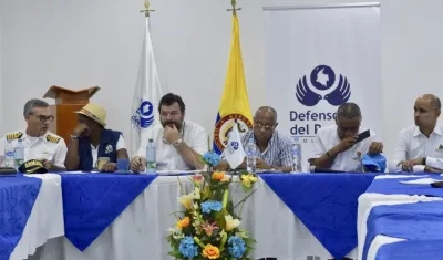 El Defensor del Pueblo, Carlos Negret junto a las autoridades de San Andrés.