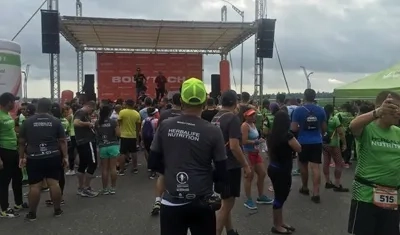 Carrera atlética Desafío Bodytech en el punto de partida en la Avenida El Río.