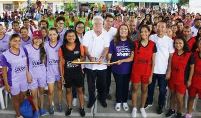 El Alcalde Joao Herrera y la primera gestora Alba Olaya, durante la inauguración.