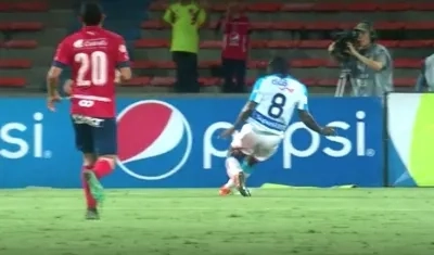 Yimmi Chará remata para anotar el segundo gol de Junior.