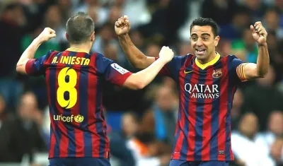 Iniesta y Xavi celebran tras una anotación. 