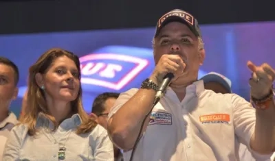 Iván Duque (derecha), candidato presidencial, y su compañera de fórmula vicepresidencial Marta Lucía Ramírez.