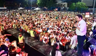 Germán Vargas Lleras en la cancha del barrio El Carmen de Barranquilla.